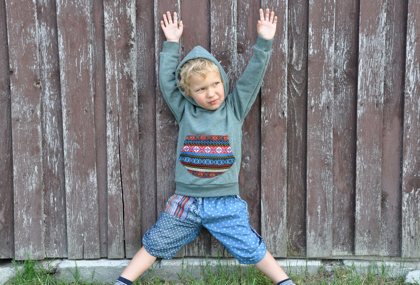 Kinder Pullover mit bunter Tasche und Kapuzenfutter grün