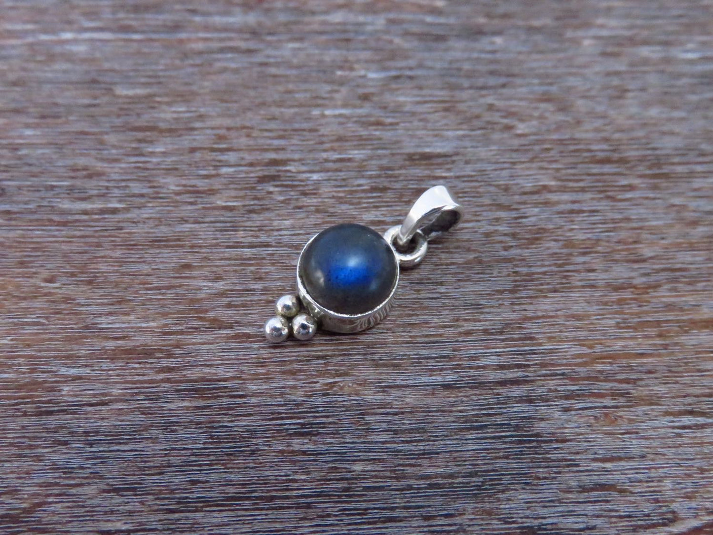 small pendant with labradorite and silver beads