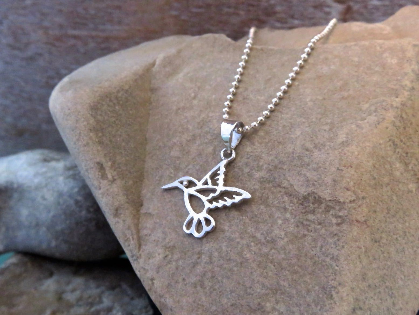 Pendant with hummingbird motif on a silver ball chain