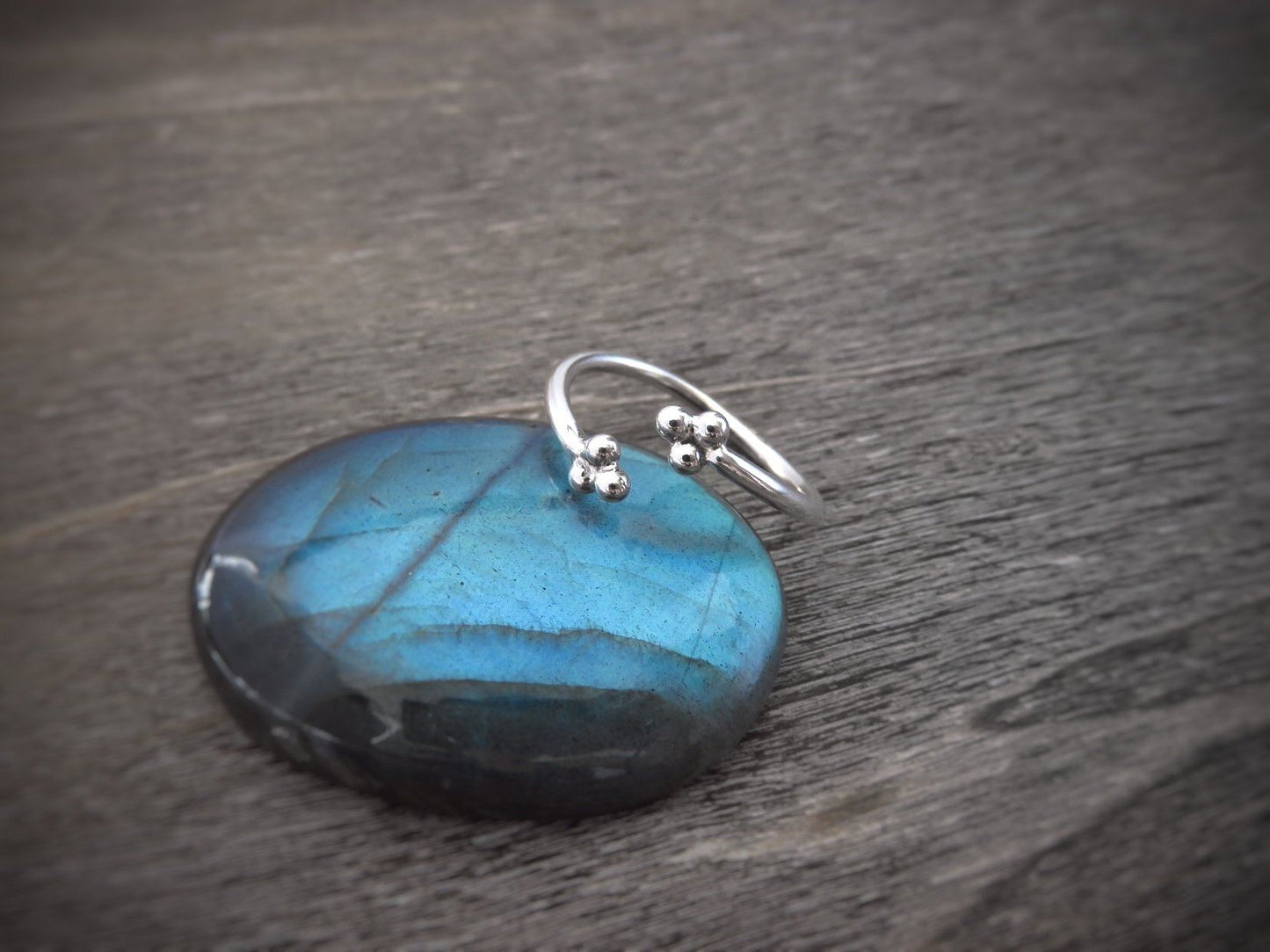 Ring mit Kügelchen aus Silber