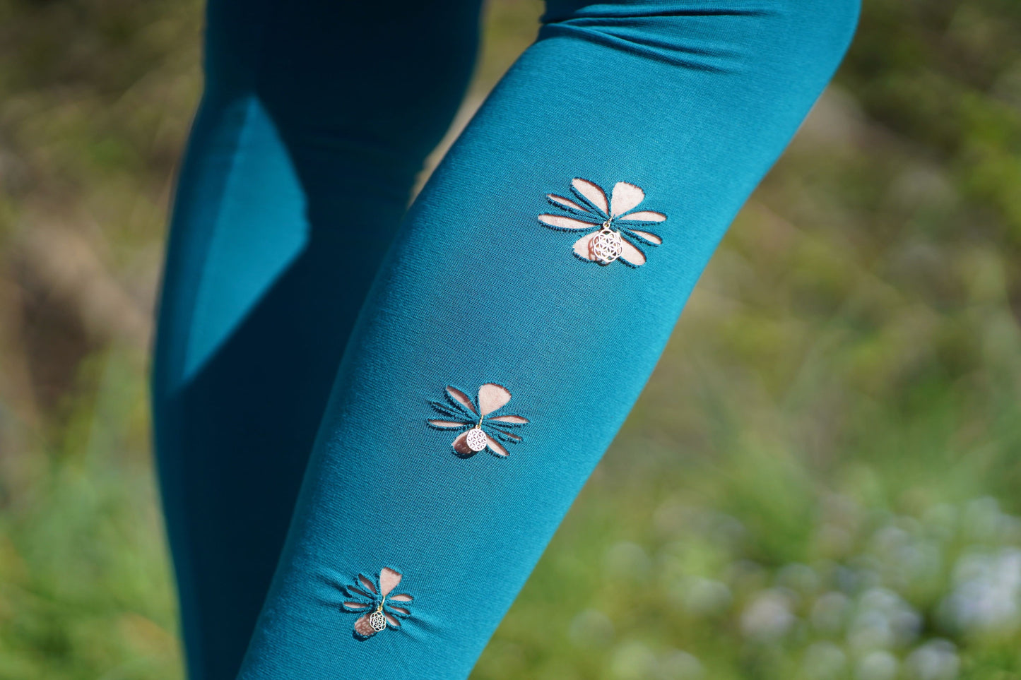 Leggings with flowers and brass pendants in turquoise