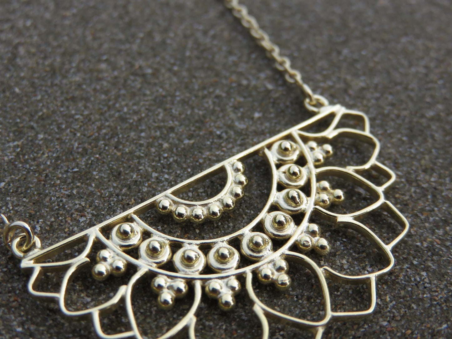 Mandala Kette mit floralem Blumenmuster aus Messing