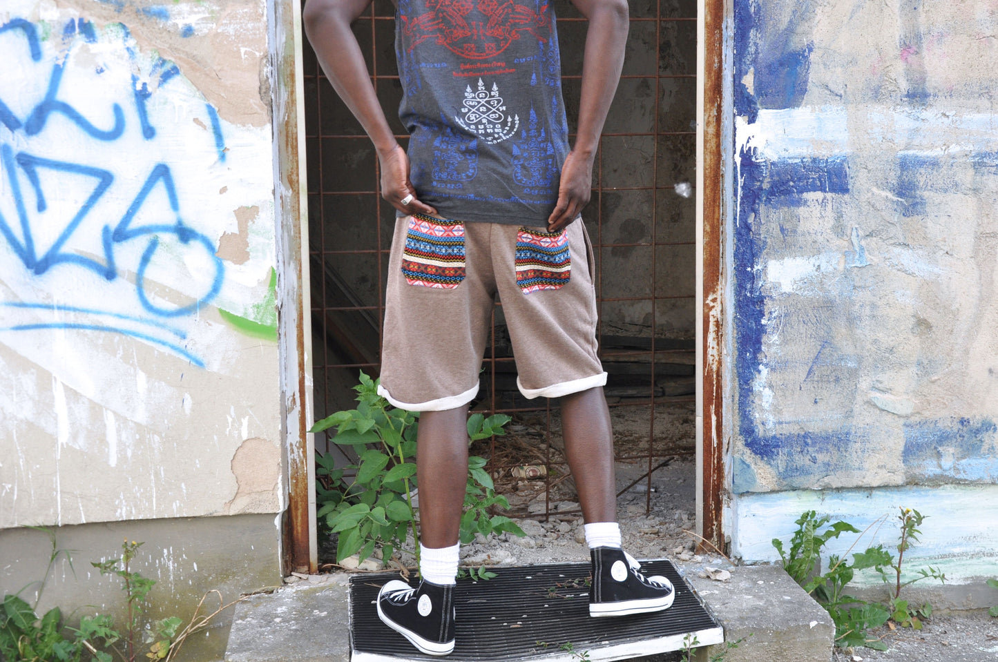 Sweat shorts with patterned pockets for men in brown