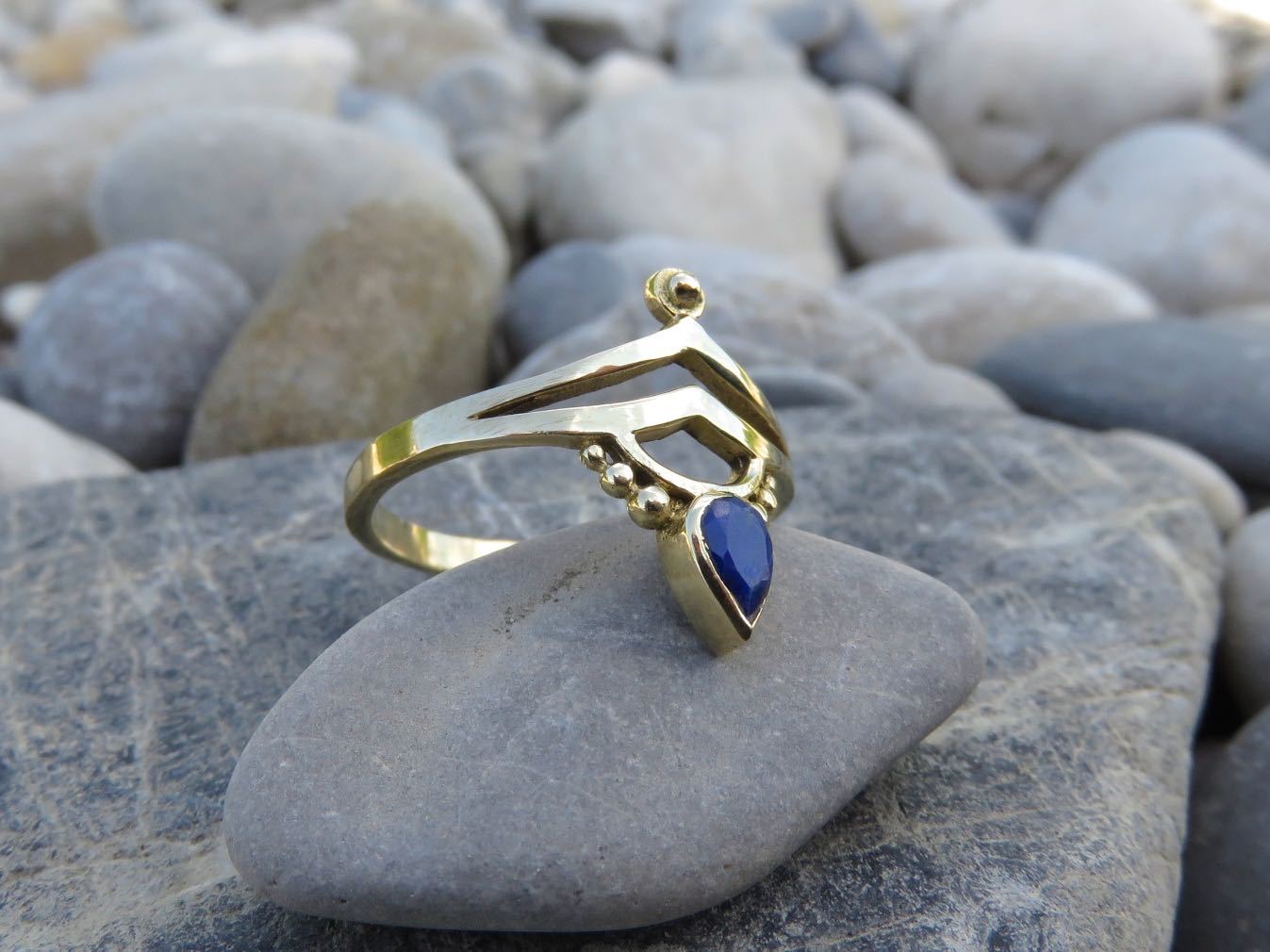 Messingring mit tropfenförmigen Lapis Lazuli Stein