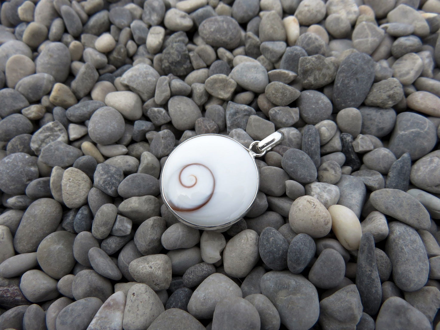 round operculum pendant made of silver