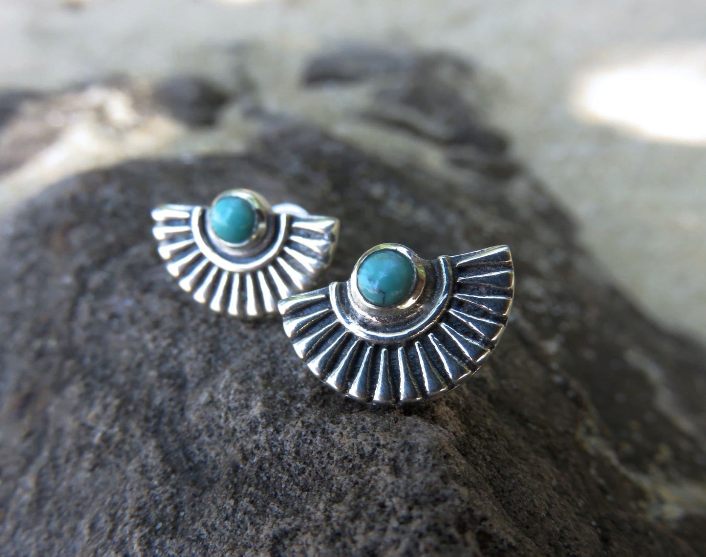 Fan-shaped stud earrings with turquoise made of silver