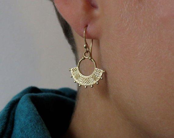 Earrings with zigzag pattern made of brass