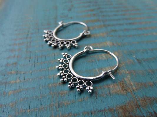 kleine Creolen mit Kreisen und Pünktchen aus Silber