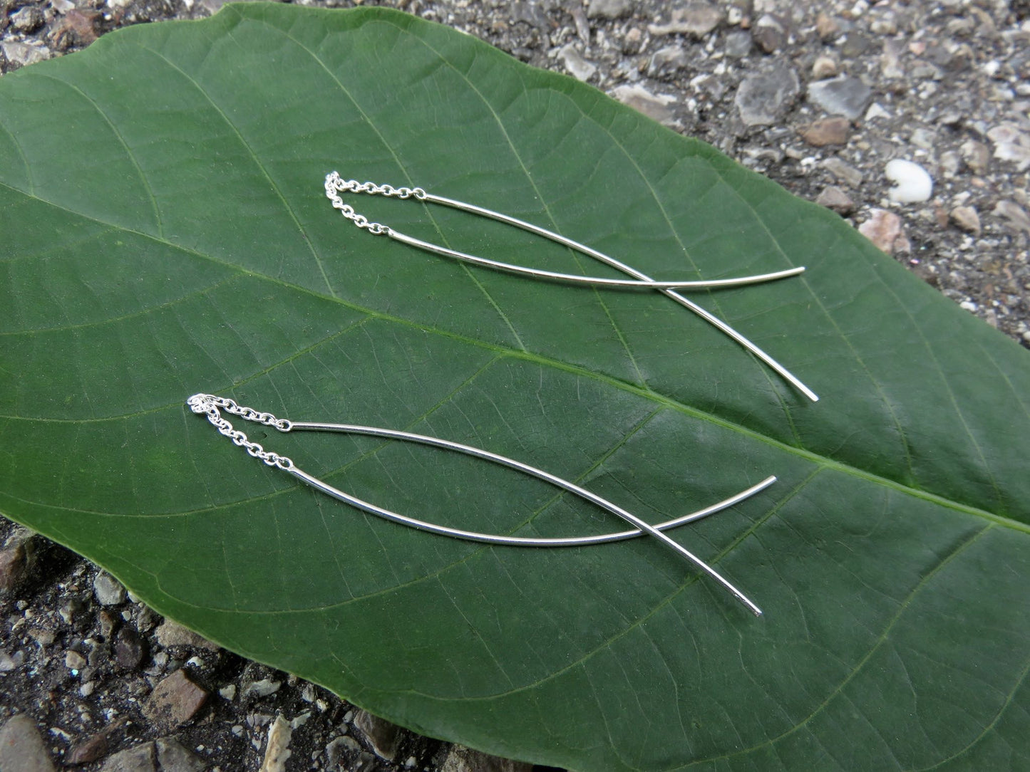 Ohrringe mit Kettchen und baumelnden Stiften aus Silber