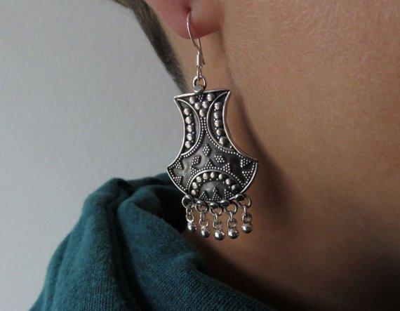 granulierte Ohrringe mit baumelnden Kügelchen aus Silber