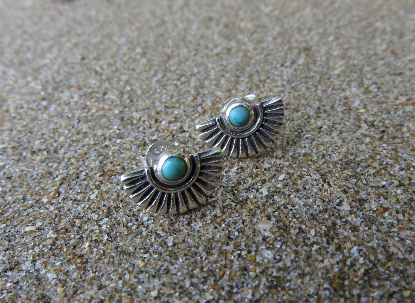 Fan-shaped stud earrings with turquoise made of silver