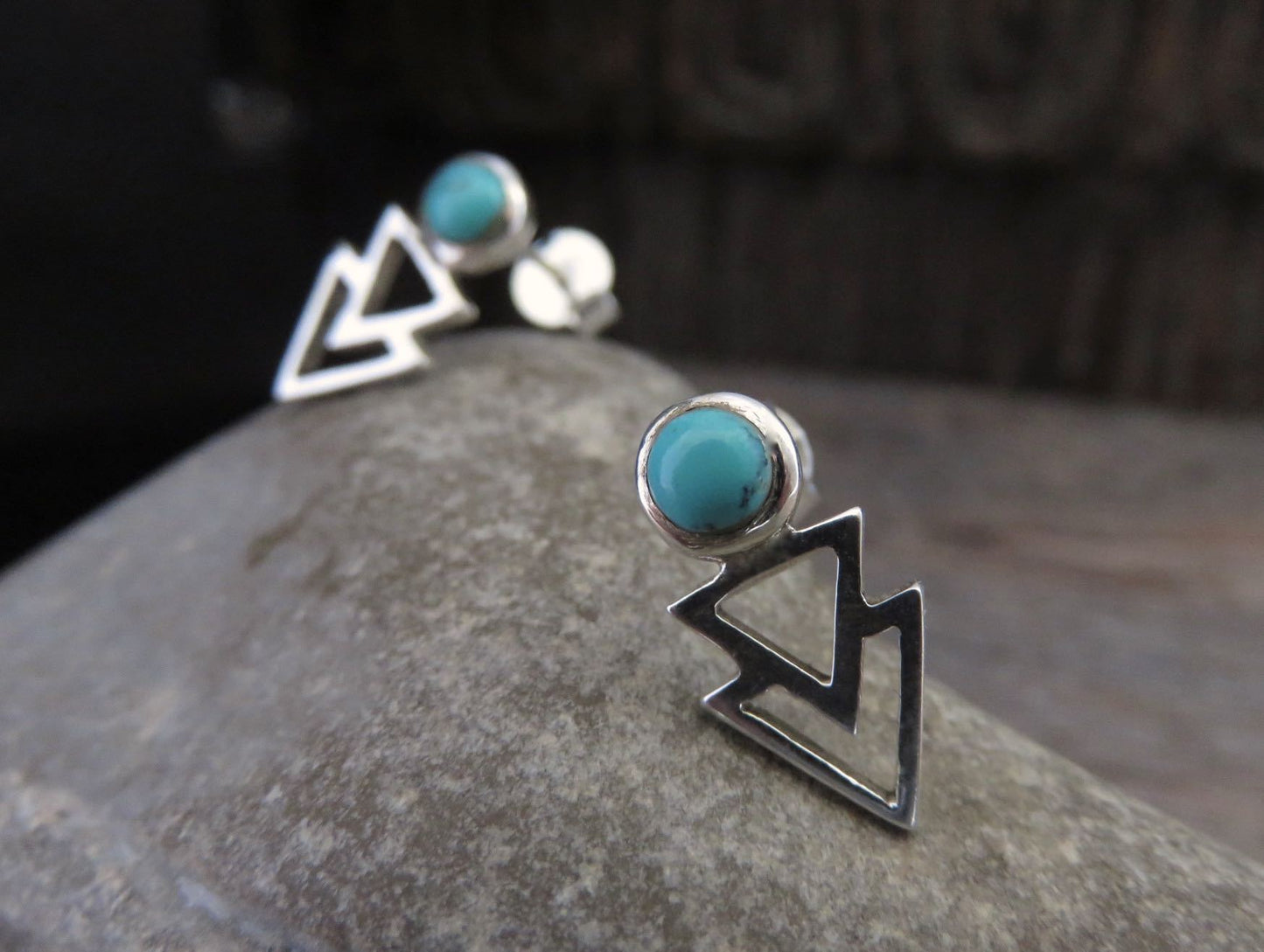 Stud earrings with stone and small silver triangles