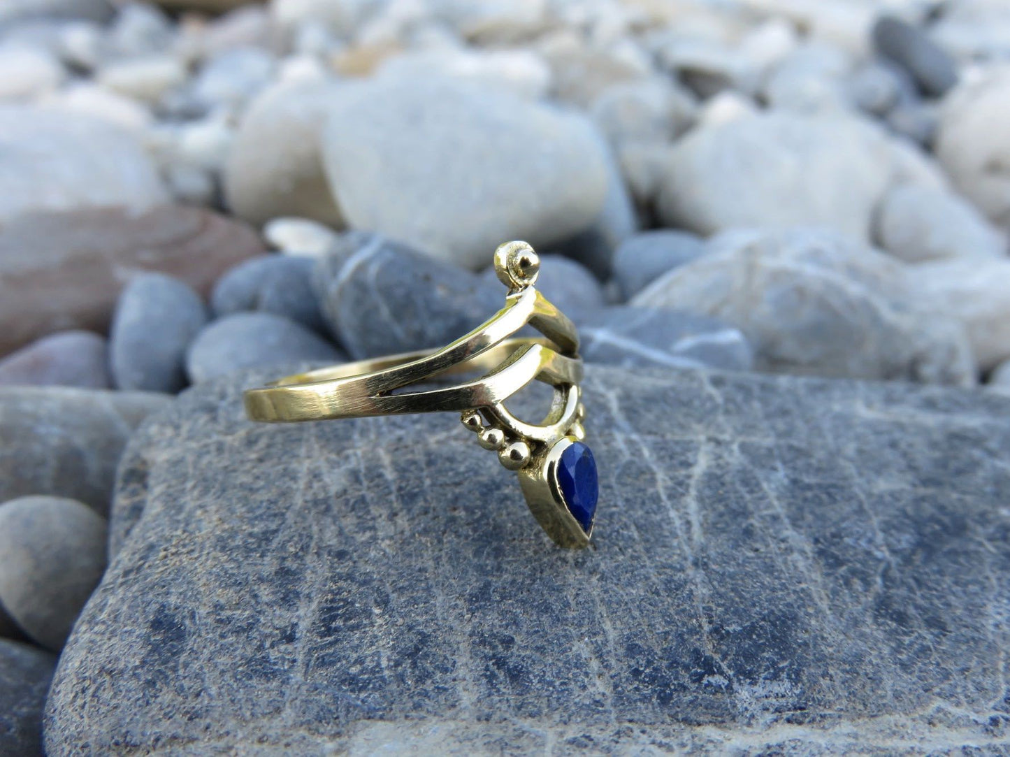 Messingring mit tropfenförmigen Lapis Lazuli Stein