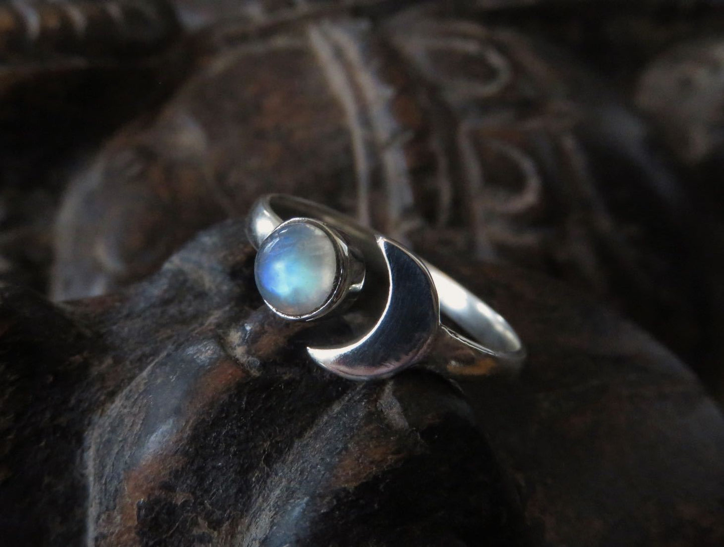 Ring with moon and shimmering stone made of silver