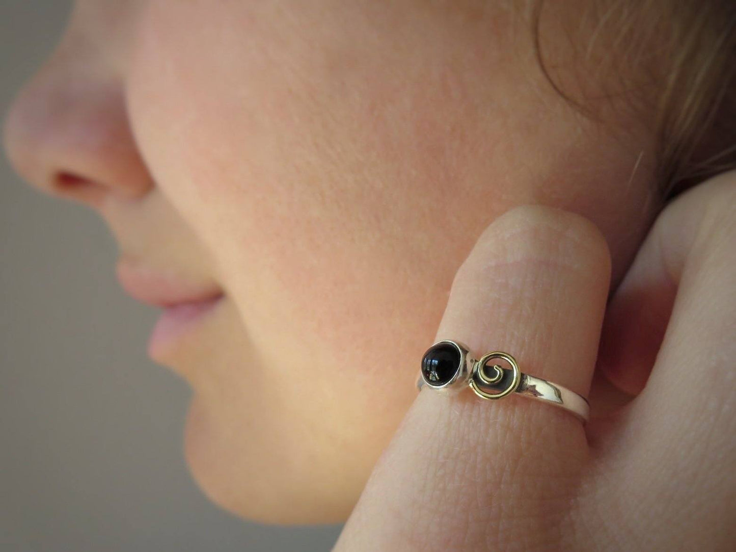 Silberring mit Spirale aus Messing und schwarzem Stein
