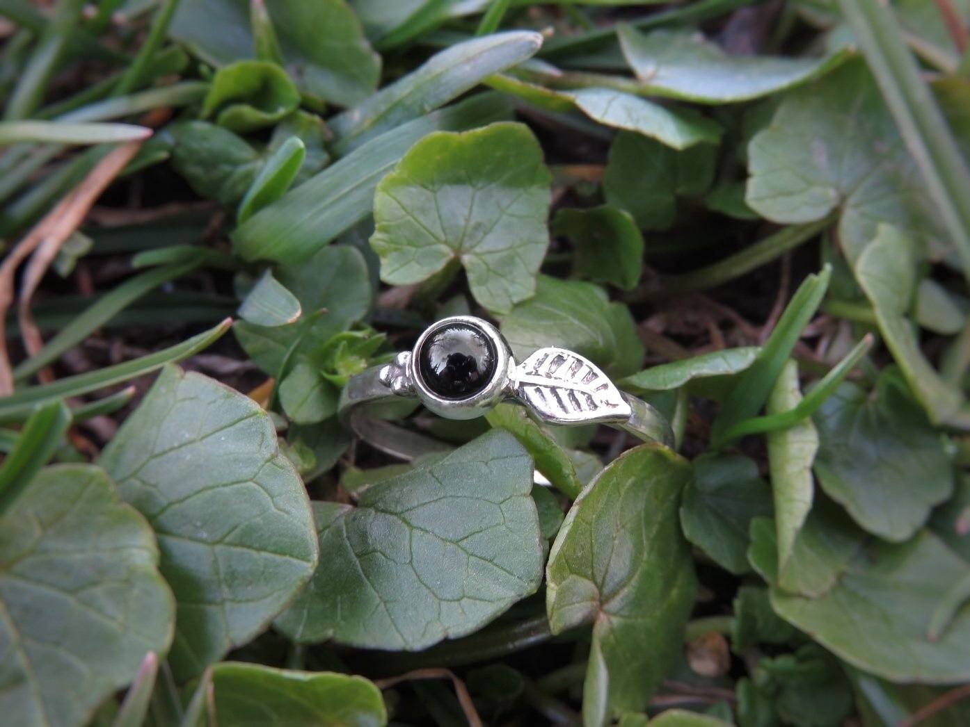 Silberring mit Blatt, Pünktchen und Onyx Stein