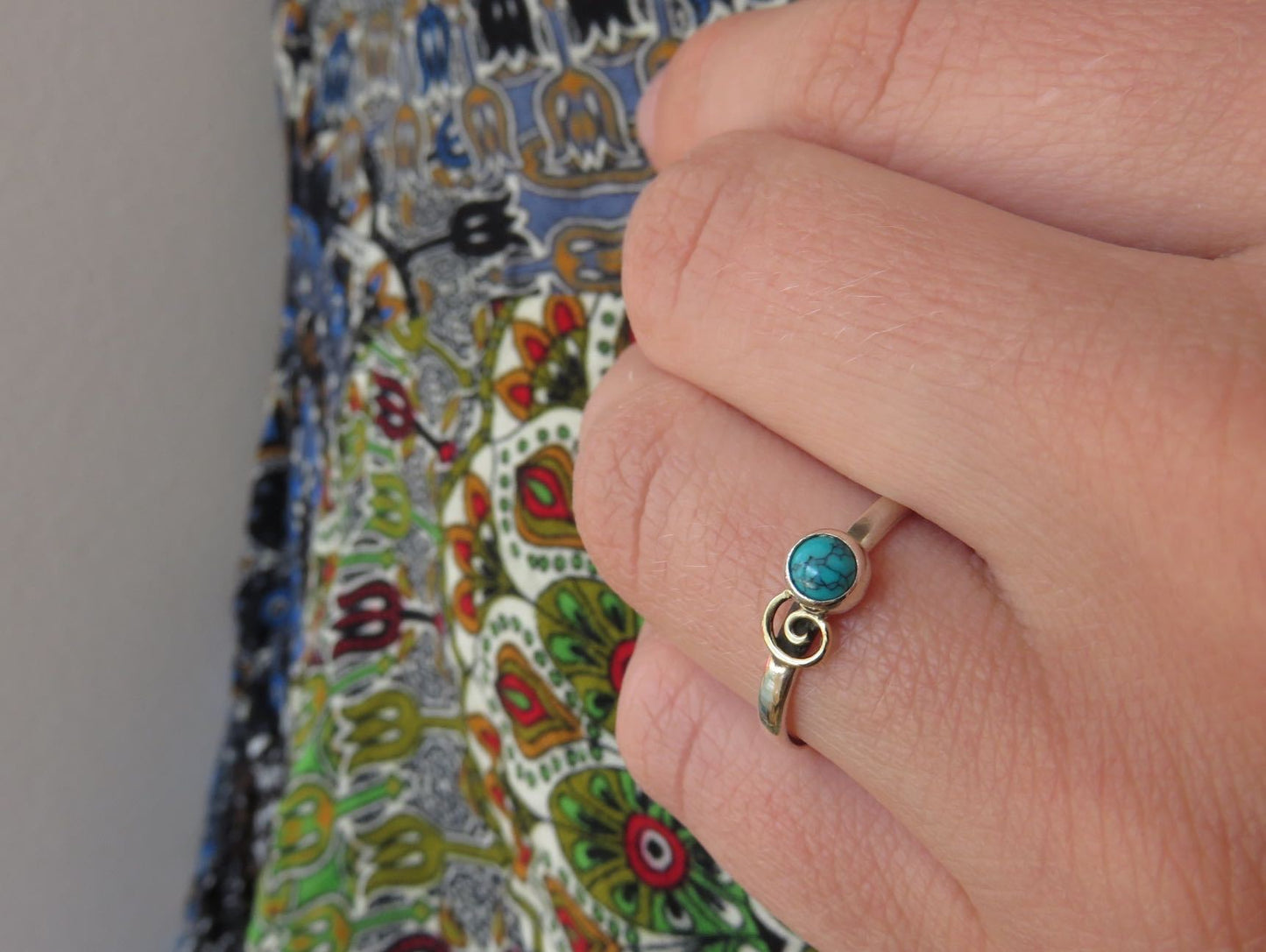 Silberring mit Spirale aus Messing und türkisem Stein