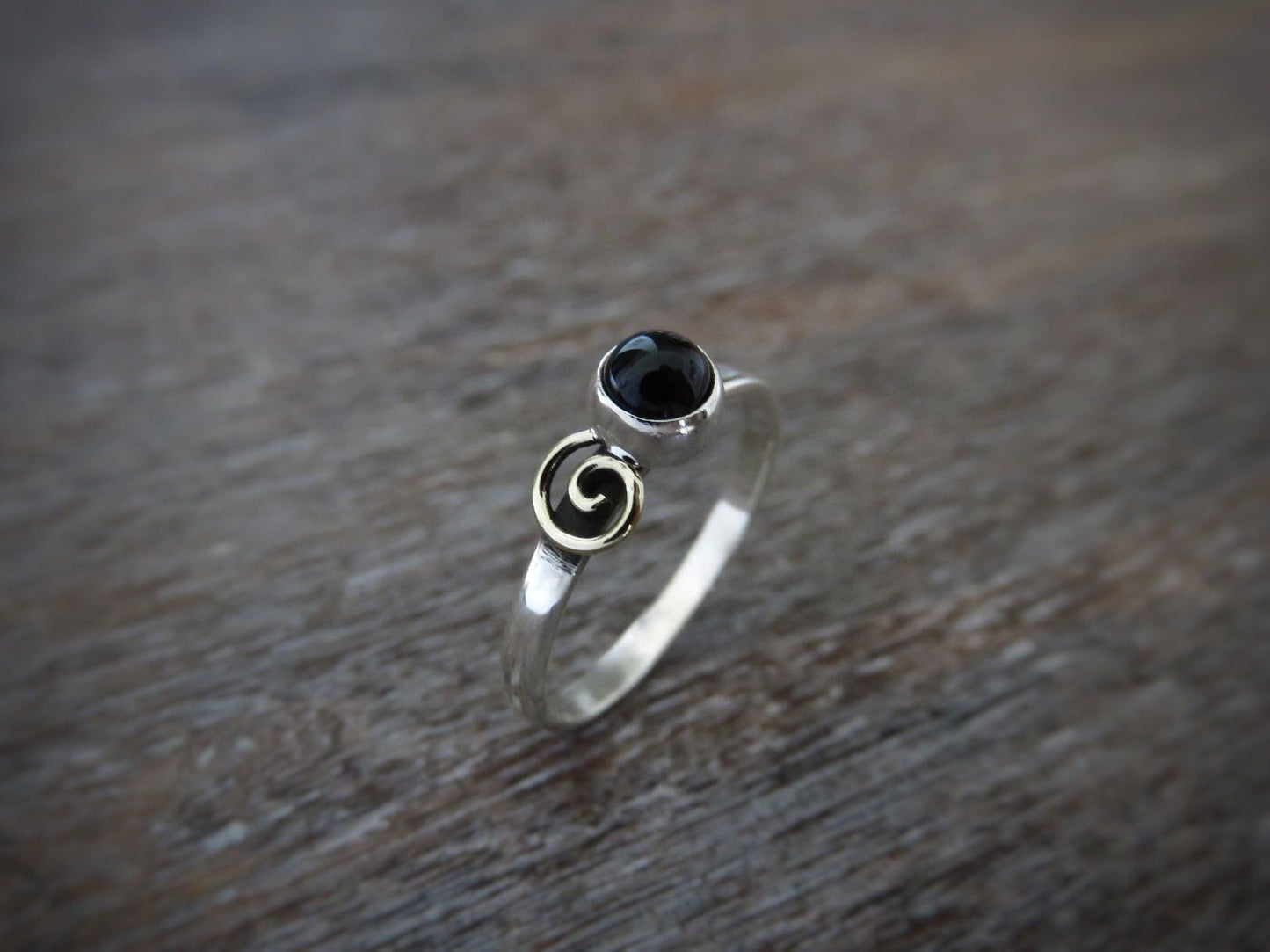 Silberring mit Spirale aus Messing und schwarzem Stein