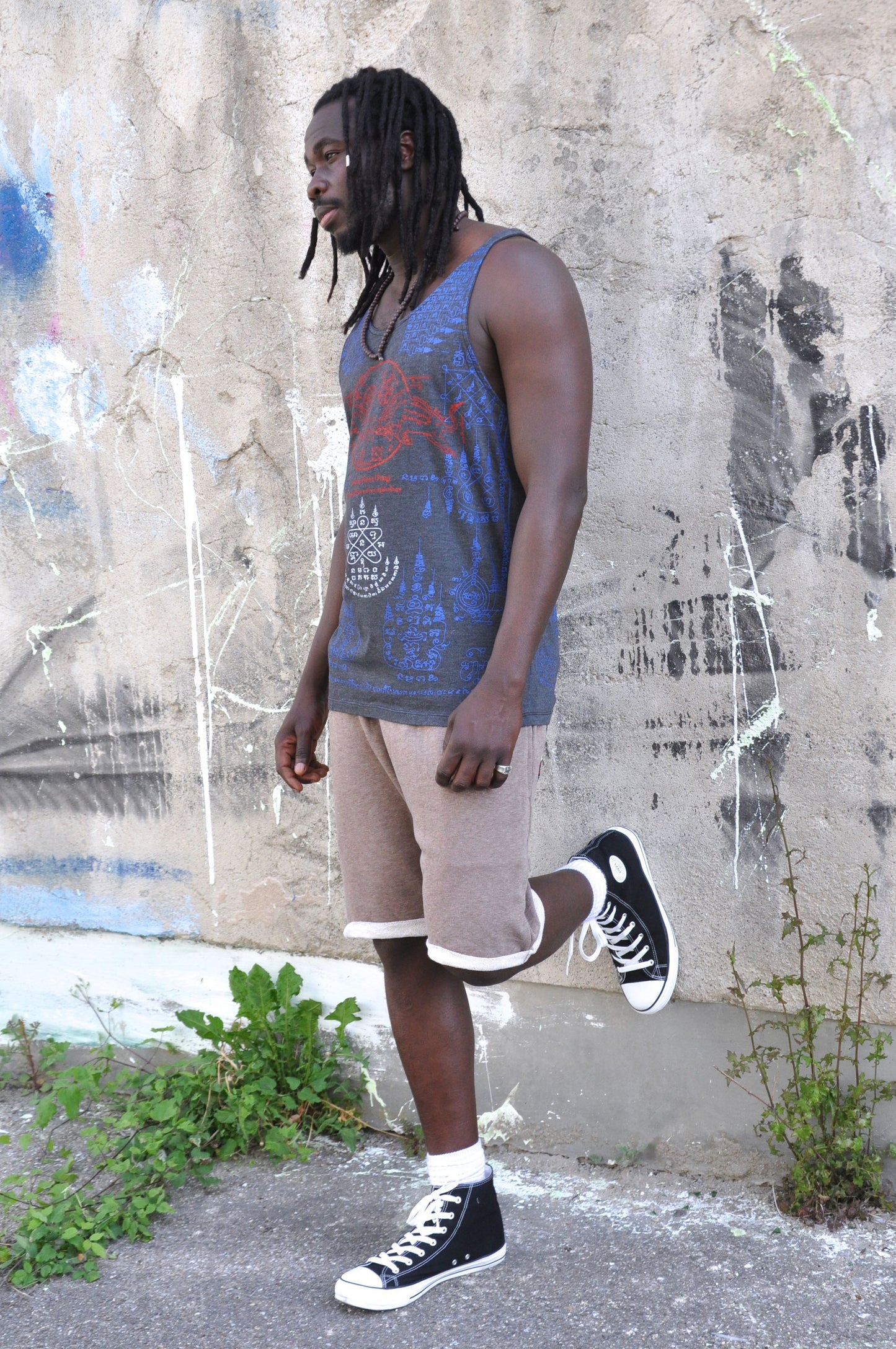 Sweat shorts with patterned pockets for men in brown