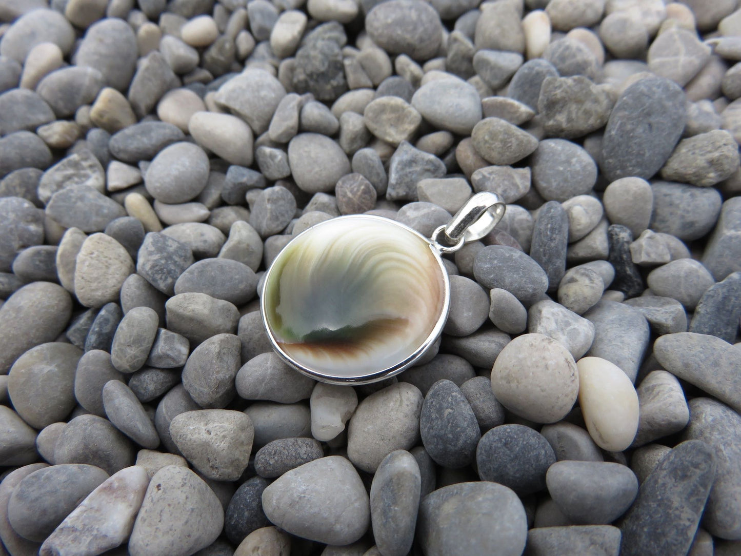 round operculum pendant made of silver