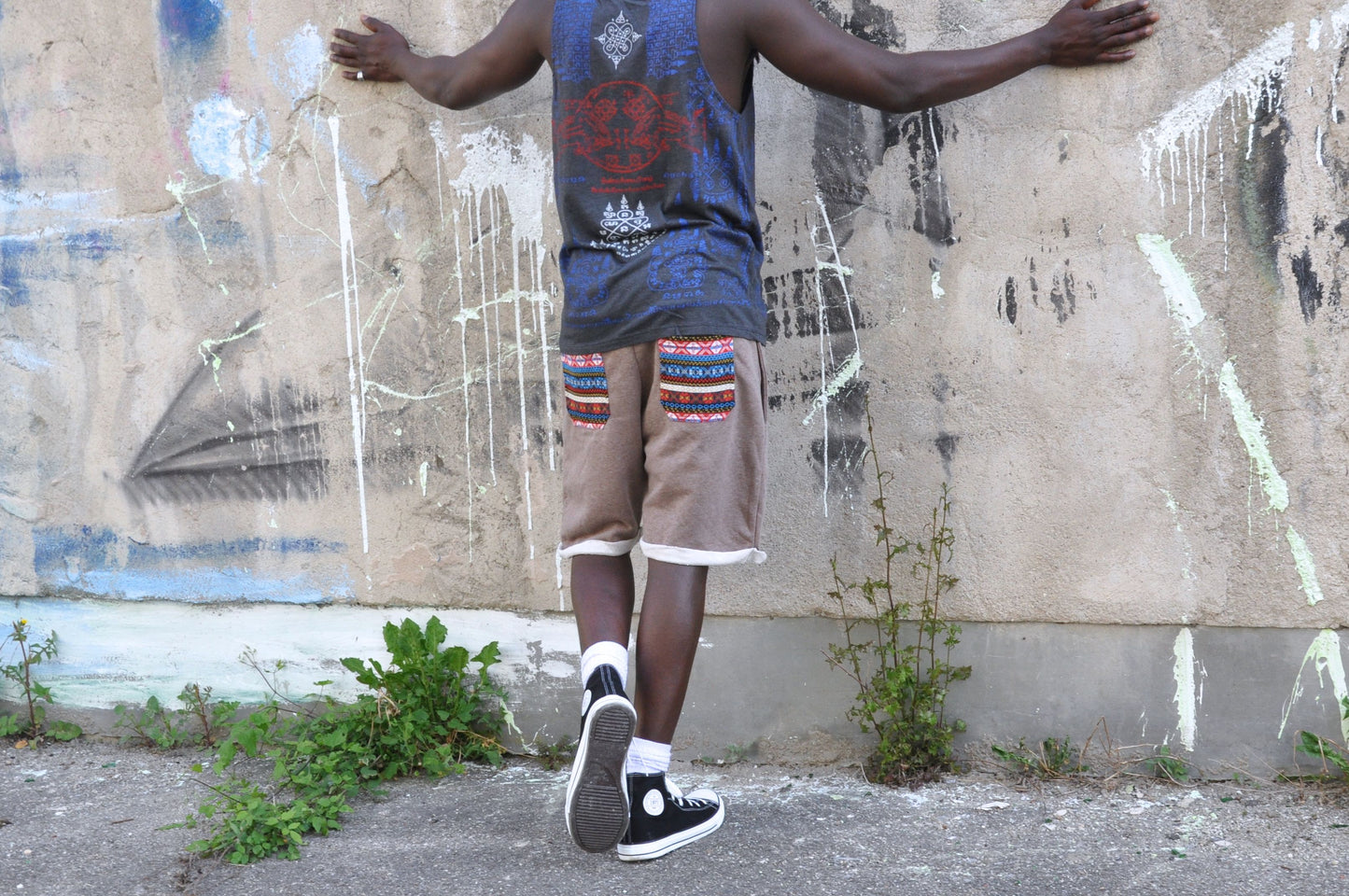 Sweat shorts with patterned pockets for men in brown