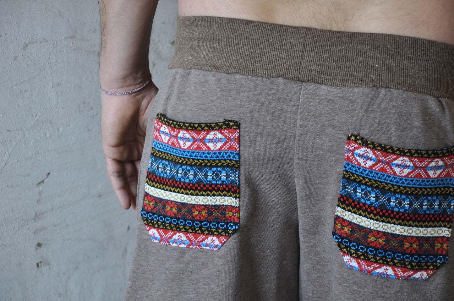 Sweat shorts with patterned pockets for men in brown