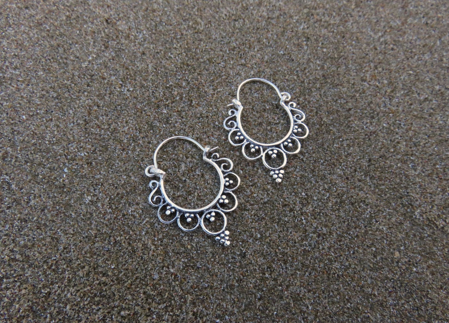 kleine Creolen mit Kreisen und Pünktchen aus Silber