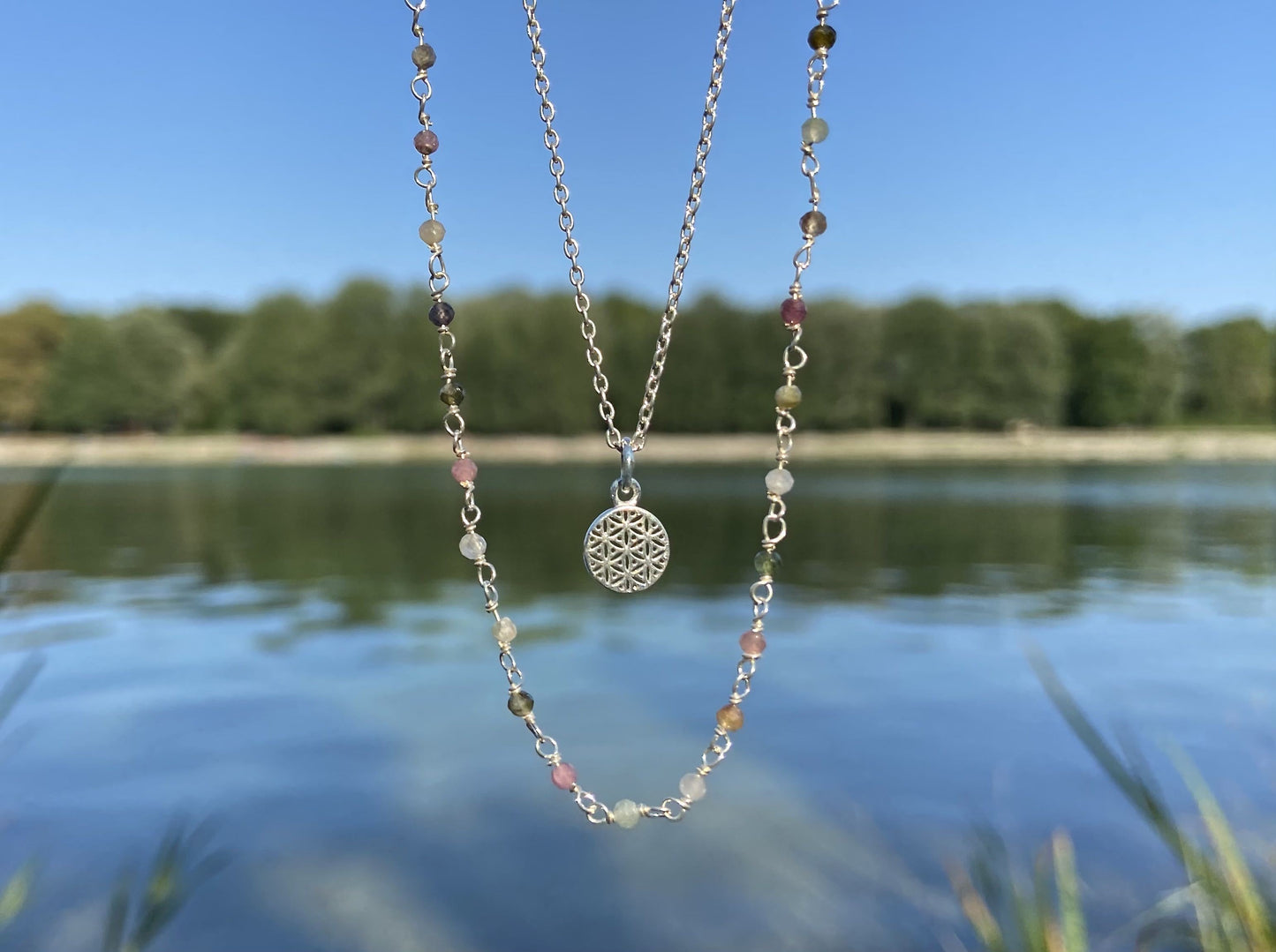 Kette aus Silber mit kleinen Turmalin Steinen und Blume