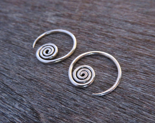 kleine schlichte Spiral Ohrringe aus Silber