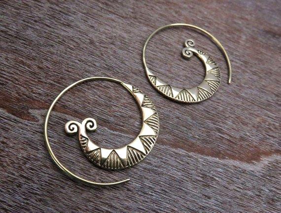 large spiral earrings with zigzag pattern made of brass