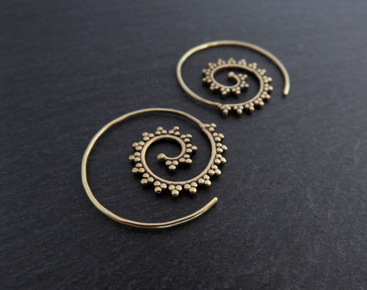 kleine Spiral Ohrringe gemustert mit kleinen Punkten aus Messing