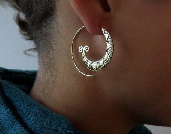 large spiral earrings with zigzag pattern made of brass