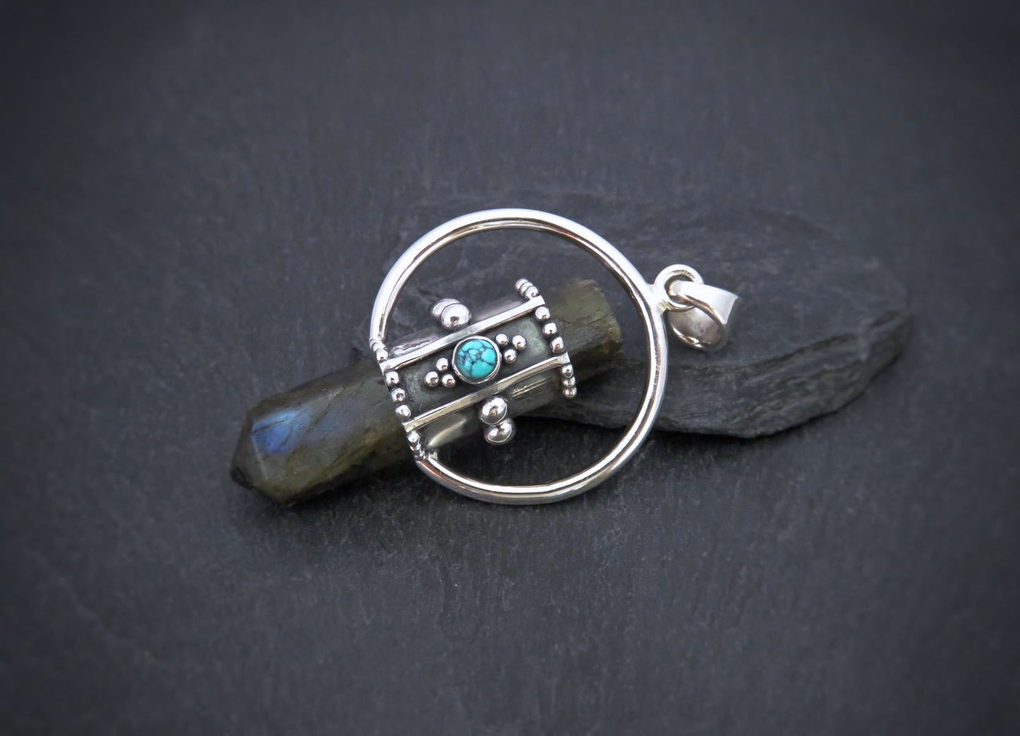 Crystal pendant Labradorite made of silver