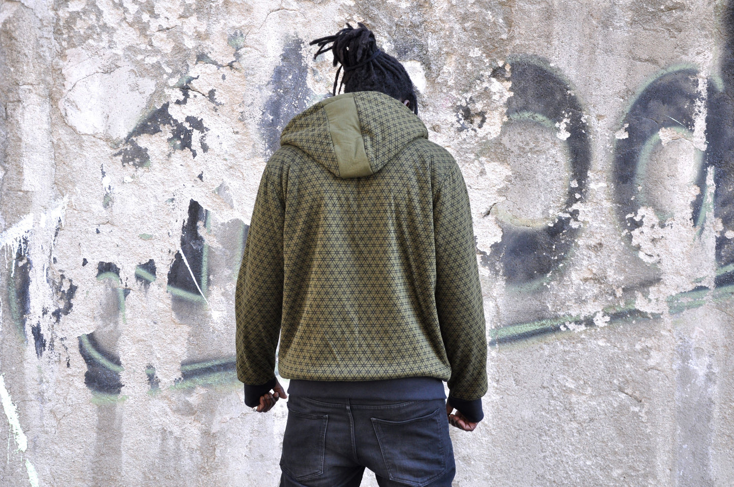 Männer Hoodie in olivgrün mit Daumenlöchern