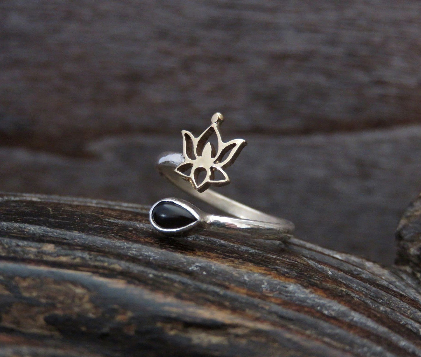 Zehenring mit Blume und Stein aus Silber und Messing