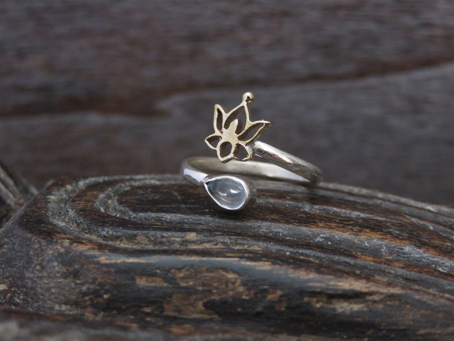 Zehenring mit Blume und Stein aus Silber und Messing
