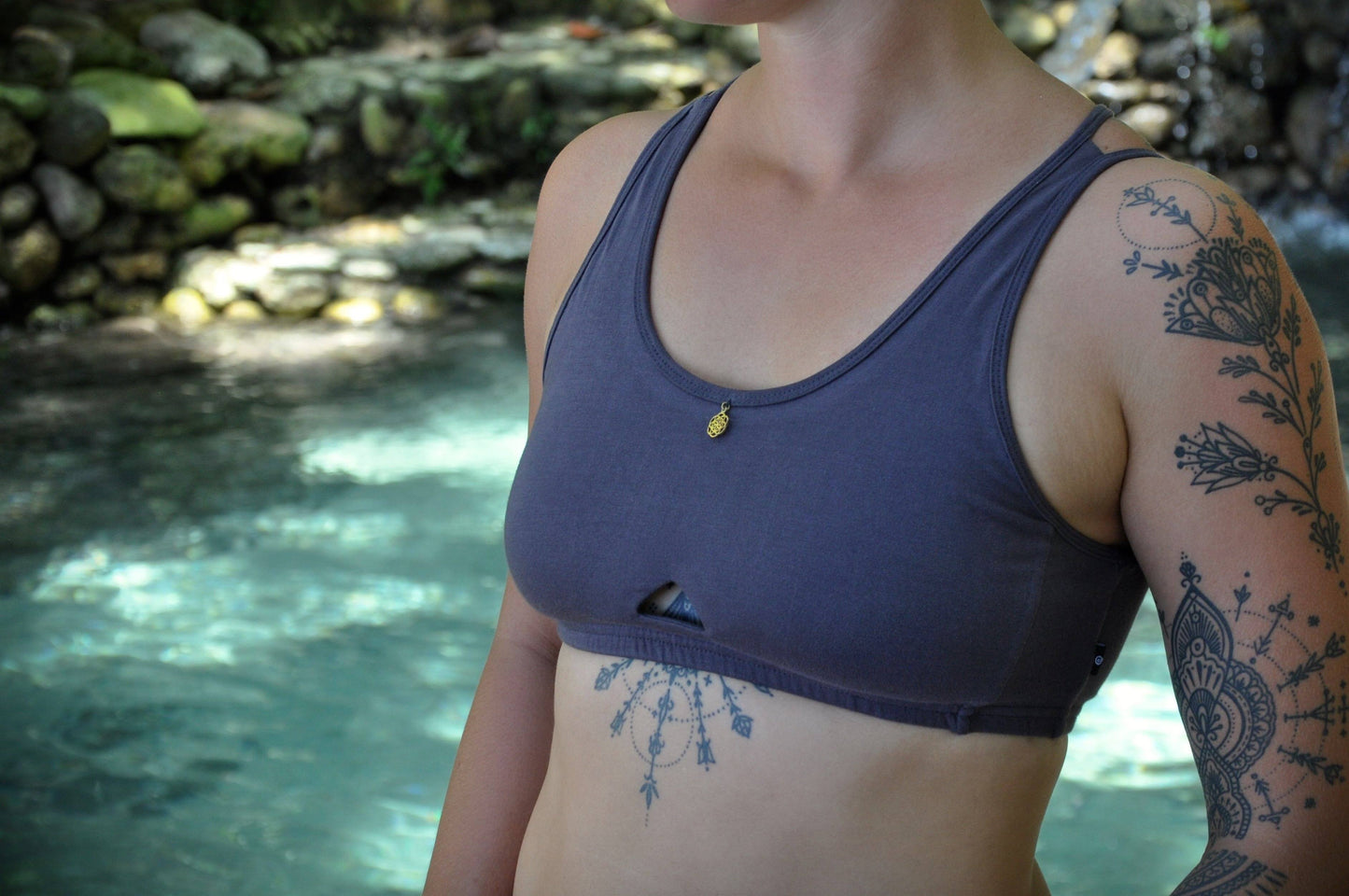 Yoga top with back pattern and brass elements in gray