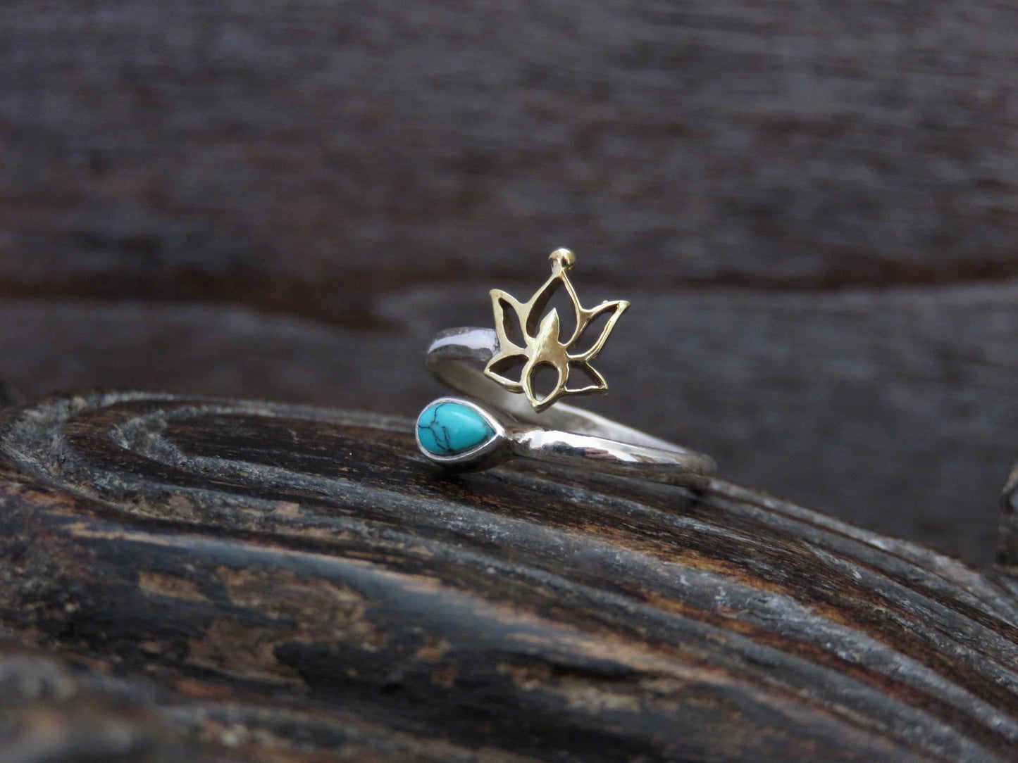 Zehenring mit Blume und Stein aus Silber und Messing