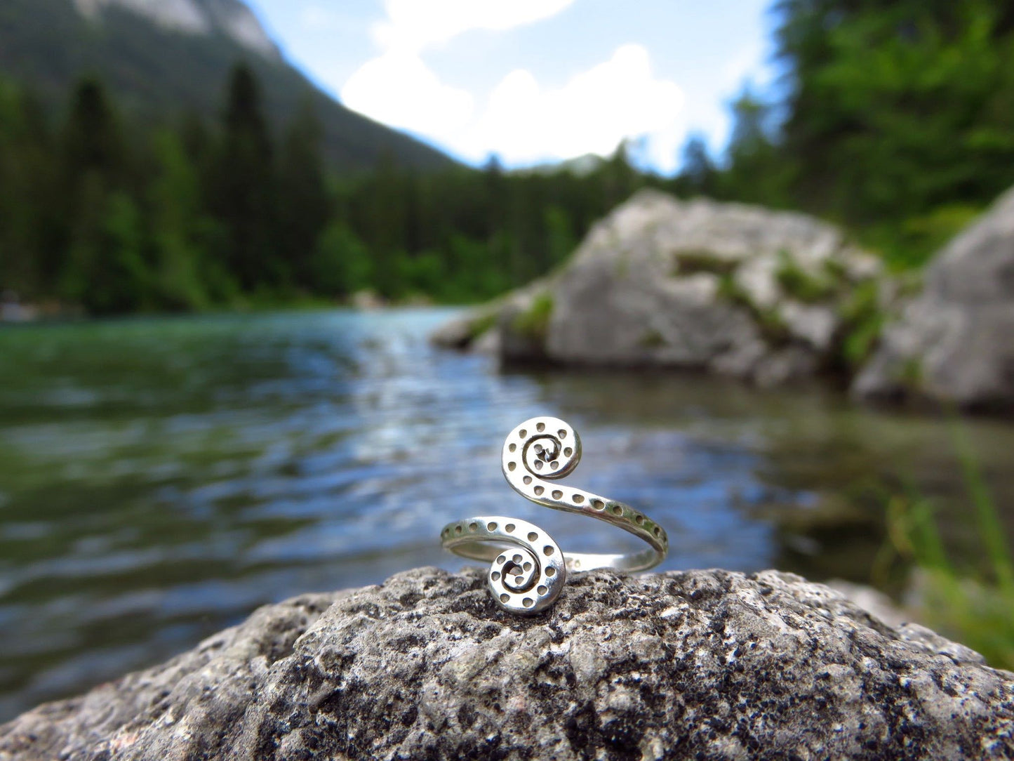 Zehenring mit Spiralen und eingestanzten Pünktchen aus Silber, Midiring