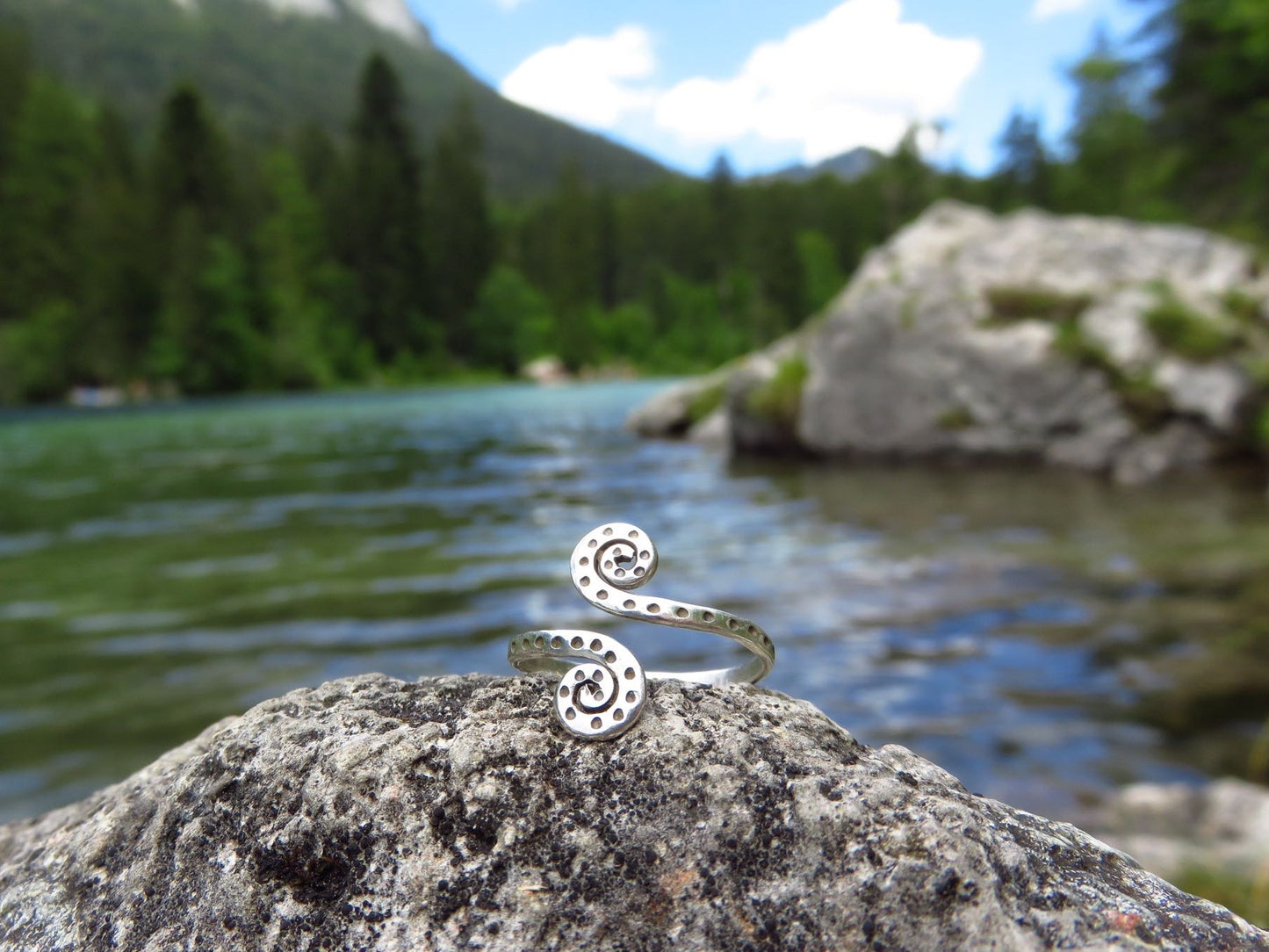 Zehenring mit Spiralen und eingestanzten Pünktchen aus Silber, Midiring