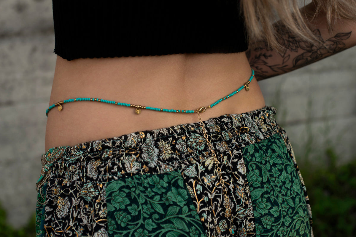 Bauchkette mit türkisen Perlen und Messingspiralen, Hüftkette, Bauchschmuck