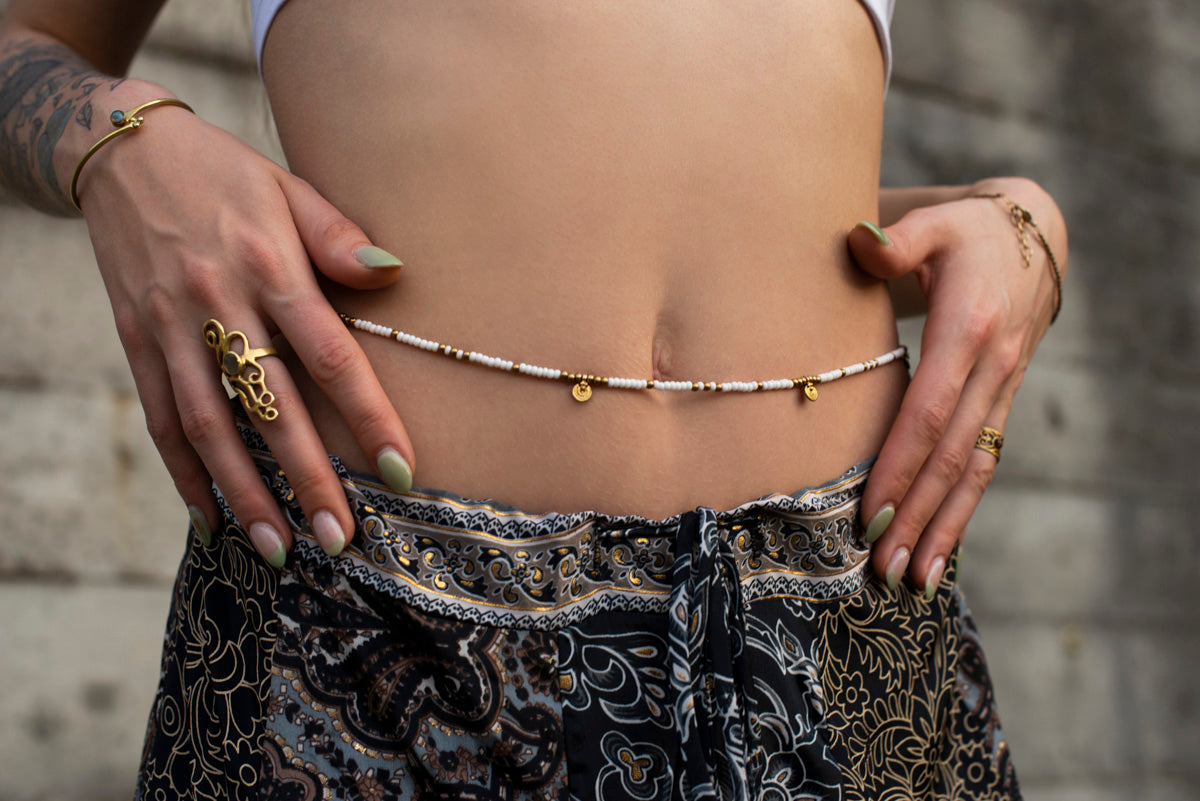 Bauchkette mit weißen Perlen und Messingspiralen, Hüftkette, Bauchschmuck