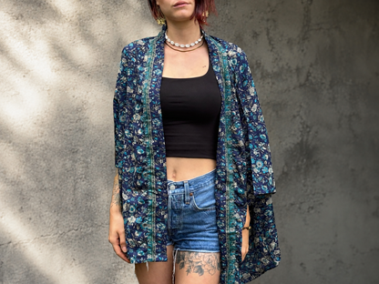 Leichter Boho Kimono mit kleinen Blumen in dunkelblau weiß