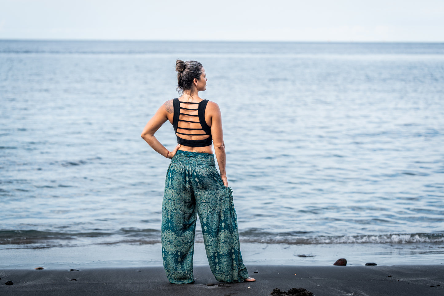 luftige Pluderhose mit filigranem Muster in grün