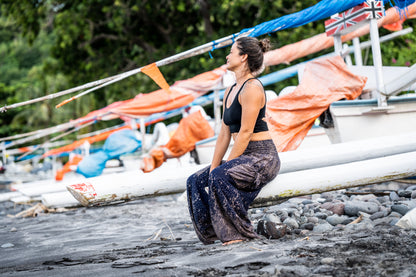 Airy harem pants with a floral pattern in blue