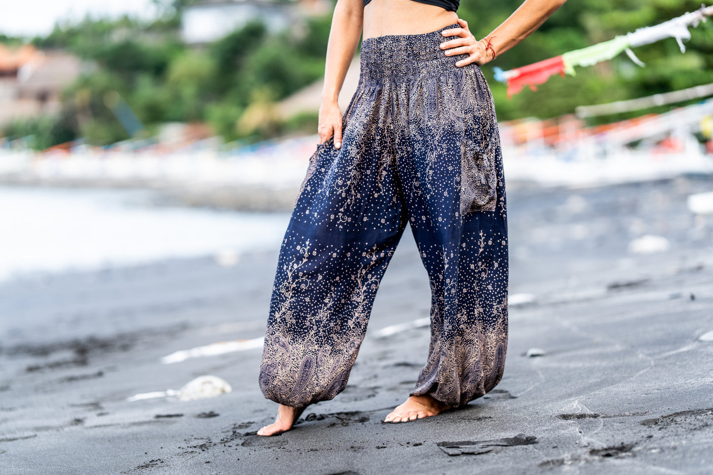 Airy harem pants with a floral pattern in blue