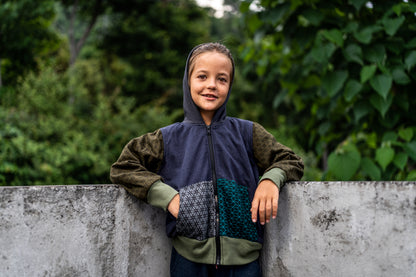 süsse Kinder Kapuzenjacke in grün blau grau