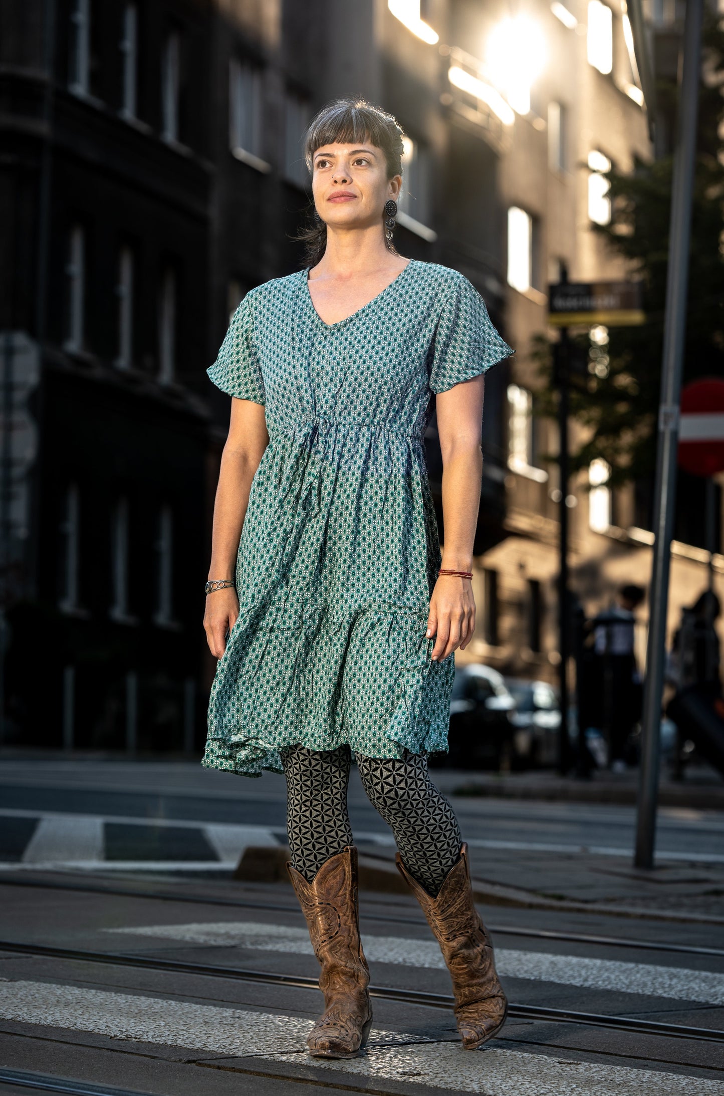 locker geschnittenes buntes Sommerkleid mit Ärmeln, grün weiß