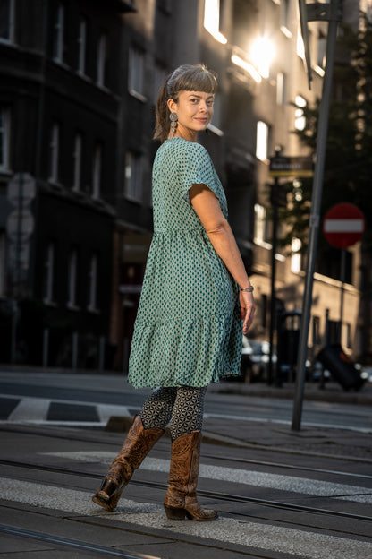 locker geschnittenes buntes Sommerkleid mit Ärmeln, grün weiß