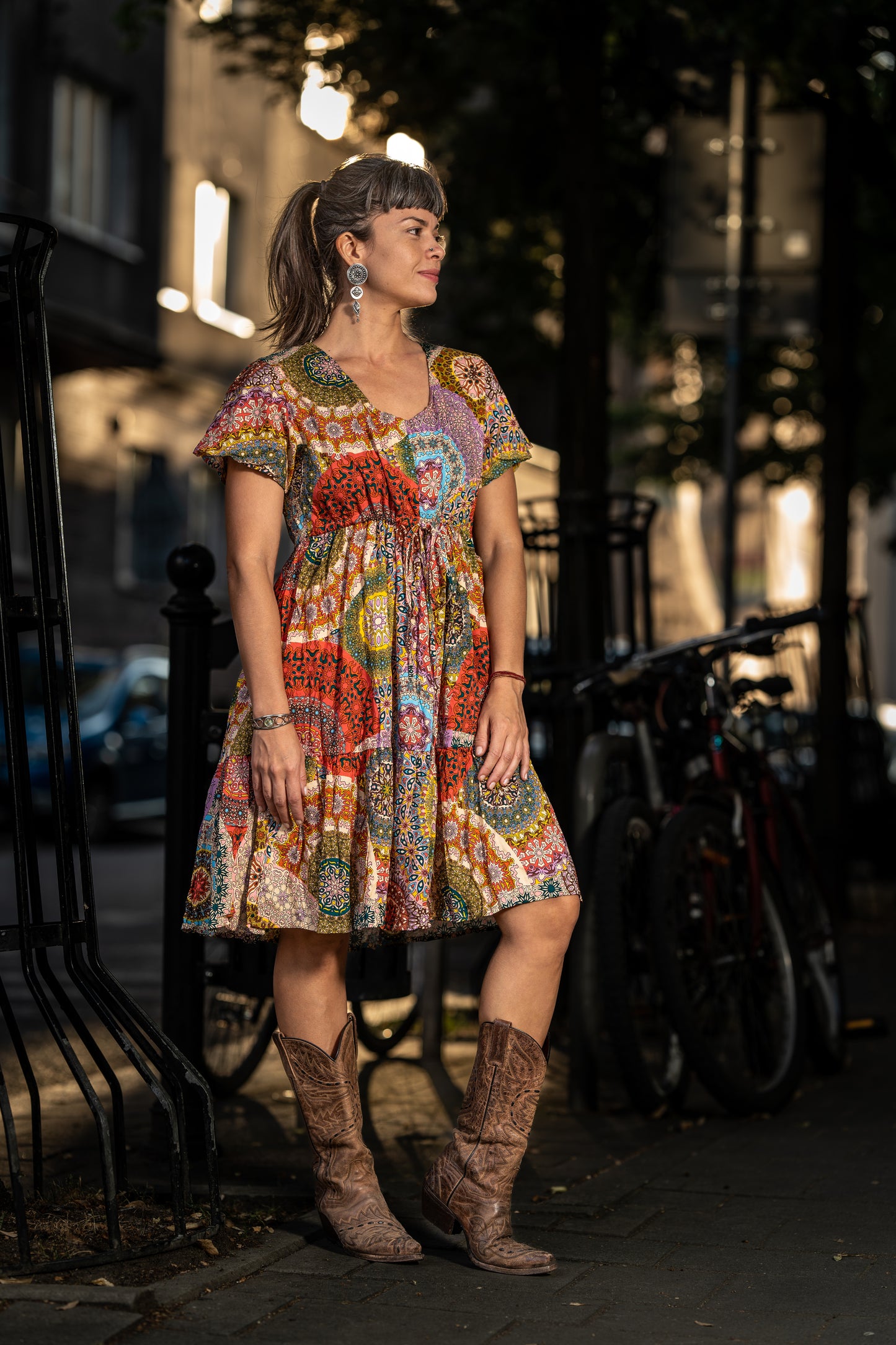 locker geschnittenes buntes Sommerkleid mit Ärmeln, rot bunt